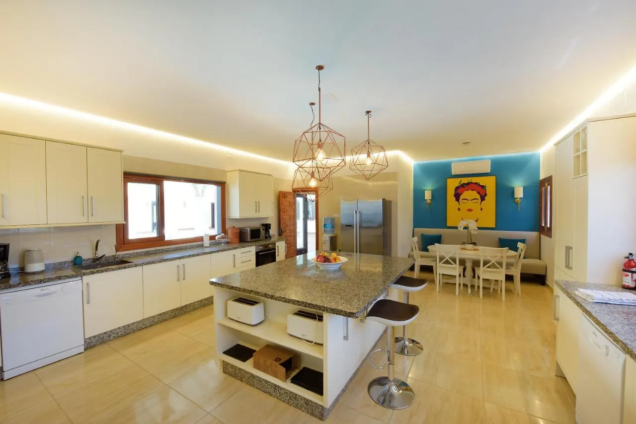 La Roca Rara - 8 Bedroom Villa Nerja Spanien